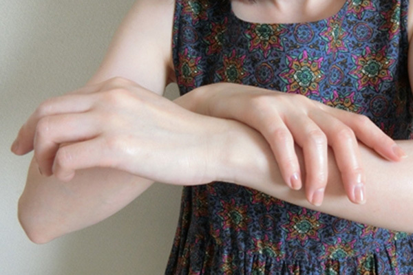 血管がボコボコして…「手の甲の“老け見え”」の悩みに有効なケア4選