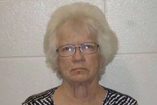 74歳の女性教諭、14歳男子生徒への度重なる性的虐待で禁固600年か