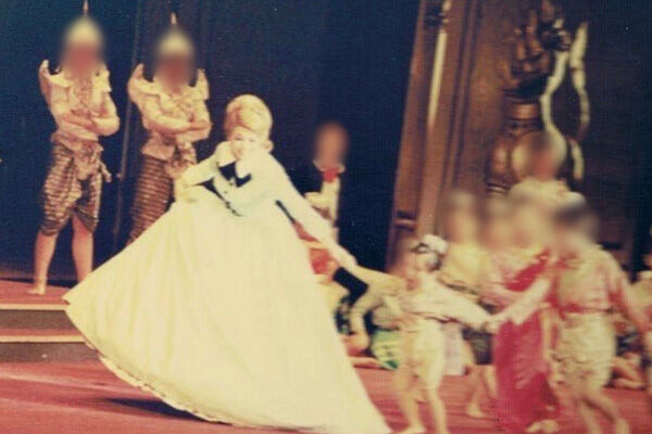 ミュージカル『王様と私』の舞台。白いドレスを着ているのが那智さんで、手を繋いでいる子供が水野さん