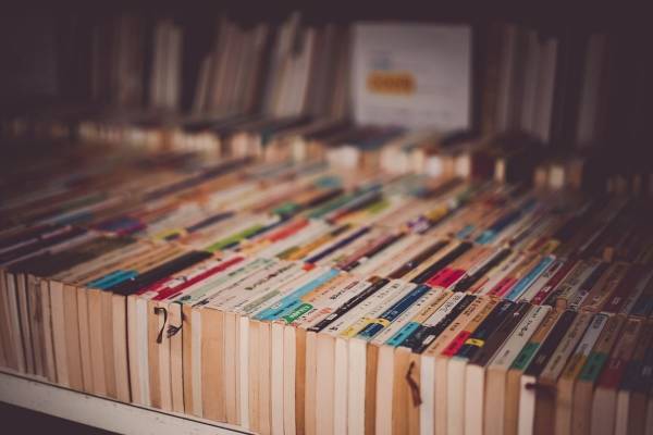 “古本買ったと著者に言わないで”編集者の投稿が話題　著者も私見「入手経路言わなくていい」