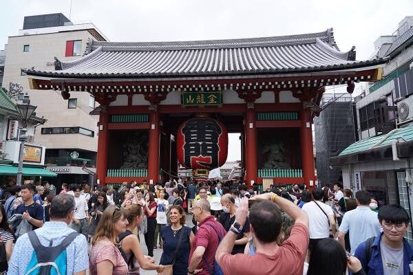 日本を訪れる外国人観光客の数はコロナ前の水準に戻りつつある（写真：時事通信）