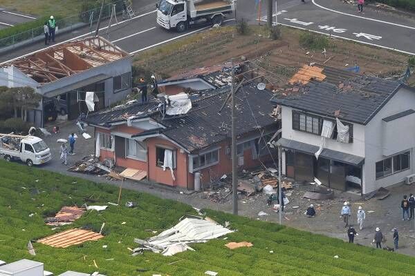 21年5月、竜巻とみられる突風の被害を受けた民家（静岡県牧之原市／写真：アフロ）