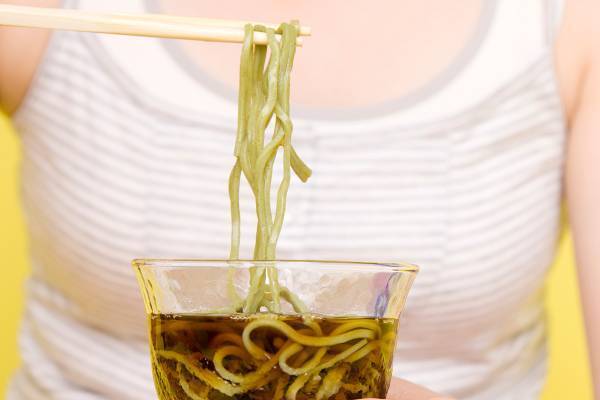 中高年女性を悩ます「足のボコボコ血管」…改善には食生活の見直しを