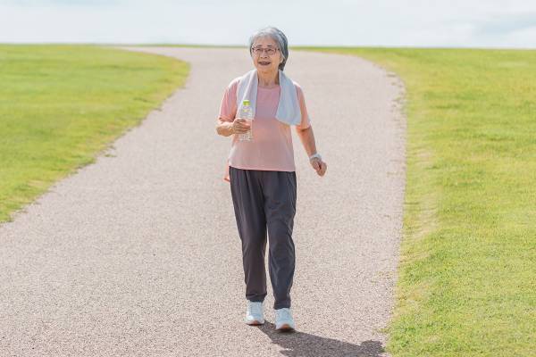 医学博士が解説「こぶしでひざをたたくだけで、骨密度の上昇と若返りホルモンの分泌が期待」