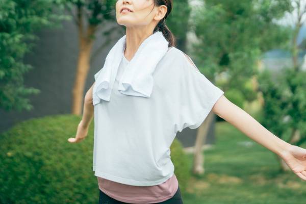 白内障や緑内障の予防にも！　視力を改善する「後ろ手深呼吸」