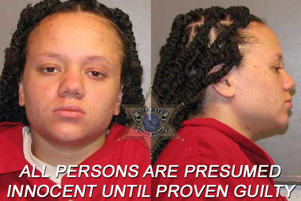 「シャワーを浴びて」と頼む祖父の顔を刺す　22歳女が逮捕