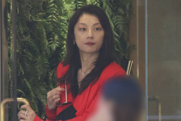 小池栄子　結婚記念日に真っ赤なジャケット＆サングラス姿で目撃！「夫より仕事優先」の矜持