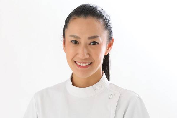 イスに座るとき両足の裏をつけない人は体がゆがむ？年間6000人をケアする整骨院の院長が語った“背中の痛みの2大原因”