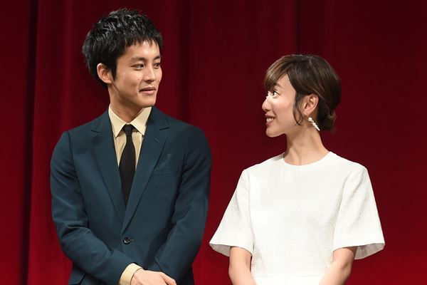 松坂桃李が貫く徹底的な“戸田恵梨香シフト”高級プレゼントだけじゃなく、デートや服装も妻のため変化