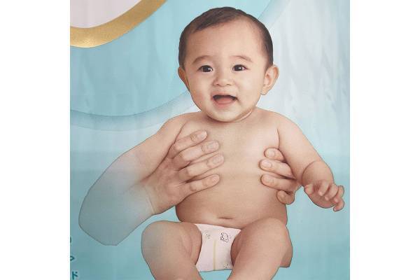 赤ちゃんと大人の腕が融合…衝撃的と話題のパンパースのデザイン、どうしてこうなった？企業が回答もママたちからの意外な反応