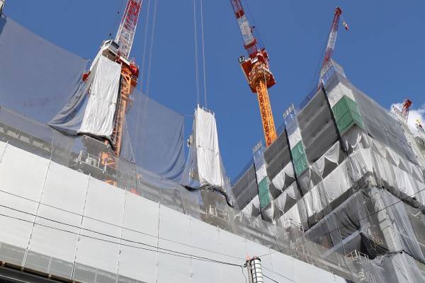 「怖すぎる」東京・日本橋の鉄骨事故で作業員が死亡…落下の瞬間捉えたライブ映像に広がる衝撃