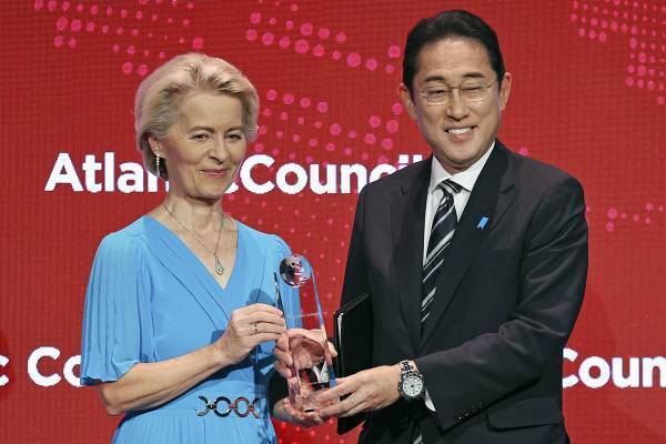 岸田首相　政権の“皇室担当”が退任も後任は置かず…議論放置で止まらぬ“皇室軽視”