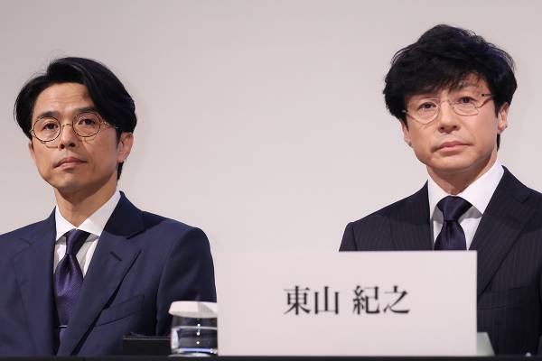 井ノ原は記者に目線を併せ、東山はうつむく場面も…2回目会見で見せた“2人の違い”