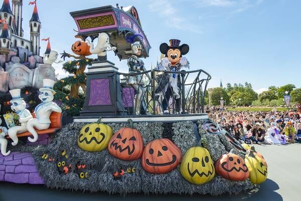 東京ディズニーランドの「スプーキー“BOO!”パレード」 ／（C）Disney