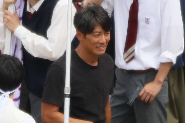 反町隆史『GTO』復活で松嶋菜々子と25年ぶり共演！酷暑の200人ロケハッスル現場撮