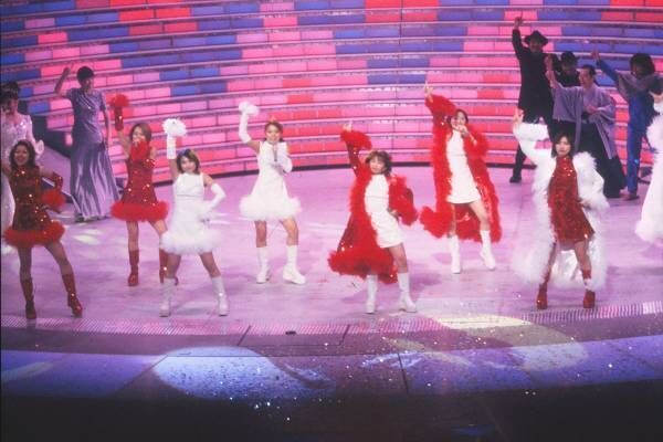 99年、NHK紅白歌合戦で『LOVEマシーン』を披露するモーニング娘。