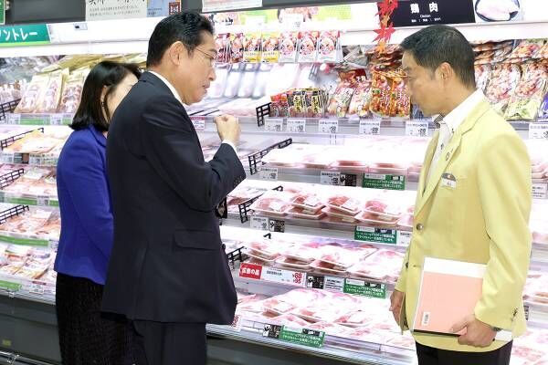 都内のスーパーを視察する岸田首相（写真：時事通信）