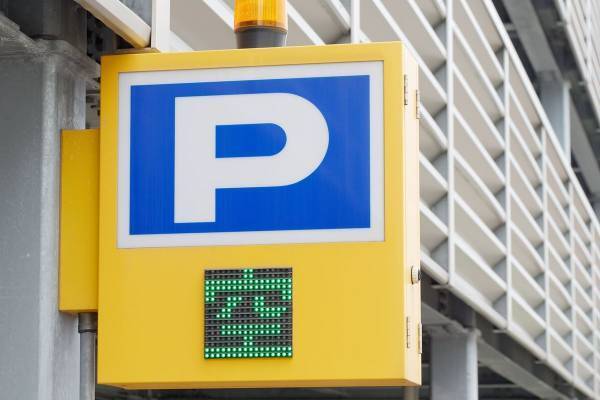 “最大料金1200円”のはずが4800円請求…有名弁護士がコインパーキングの料金表示に怒り、その後看板に追記