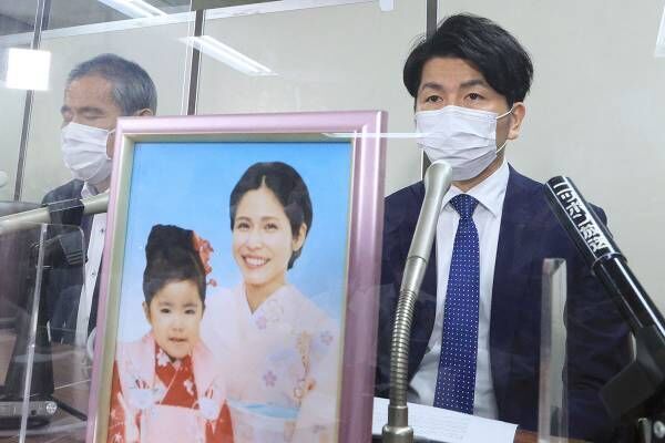 ’21年9月、妻子の写真と共に記者会見する松永拓也さん（右）（写真：時事通信）