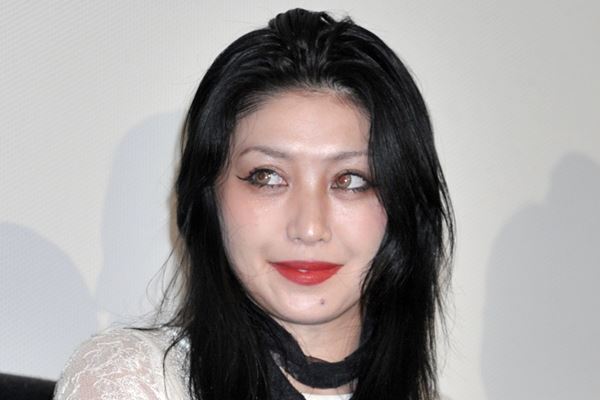 「人前に出れなき状態でした」人気女性シンガーが沈黙やぶり“長引く治療”を報告