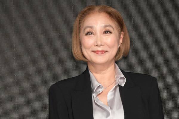 浅野温子　ワンレンイメージ崩壊！『あぶデカ』新作会見での“激変ヘア”にネット衝撃「攻め攻めスタイル」