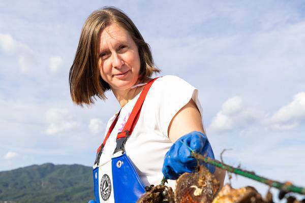 大船渡市の復興と地域活性化に励むフランス出身女性　あの人気タレントも見届けた「ホタテ漁師からの求婚」