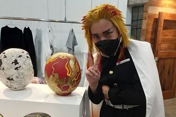 私人逮捕系・煉獄コロアキの意外な“本棚”にネット騒然 「未来を物語っているような」