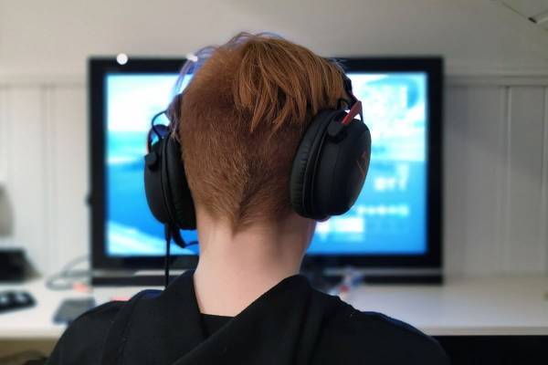 亡くなった少年、オンラインゲームのコミュニティで「死ぬことを指示」されていた