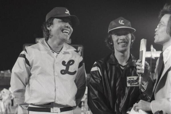 80年5月、後楽園球場での野球大会で笑顔を見せる谷村新司さんとさだまさし