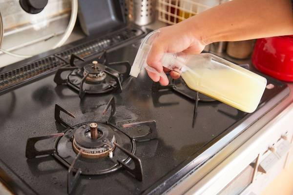 「みかんの皮を捨てないで有効活用」おばあちゃんの知恵！　油汚れやフローリングのツヤ出し、万能すぎる自然派のみかん水洗剤が使える