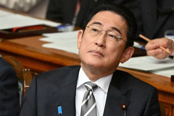 もう限界？天を仰ぐ岸田首相（写真：時事通信）