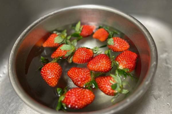 「いちご」は食べる前にヘタを取って洗うのはNG！　せっかくの味わいが水分を吸収して台無しに