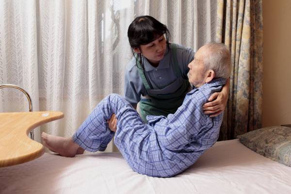 訪問ヘルパー不足で高齢化…80代ヘルパーがオムツをしながら排泄介助をしていることも