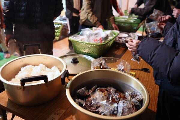 1月5日、石川県珠洲市で行われた炊き出し（写真：時事通信）
