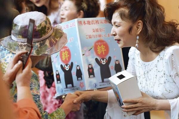 16年5月に熊本地震のチャリティイベントで募金活動を（写真：共同通信）