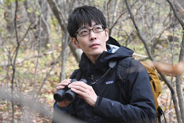 鳥の言葉を証明した世界初の“動物言語学者”が国際的賞を受賞　プロフィール写真に集まっていた“まさかの注目”