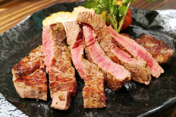 箱根のホテルで提供されたステーキが“女性だけ少なく、切れ端ばかり”告白が波紋…担当者が明かした反響と真相