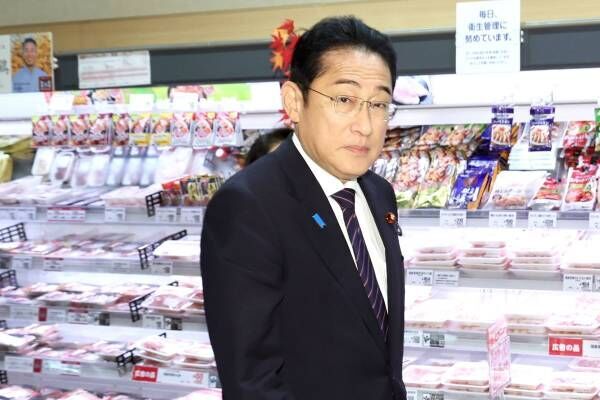 スーパーを視察した岸田首相。今ごろは「裏金」問題で頭いっぱいのはず…（写真：時事通信）