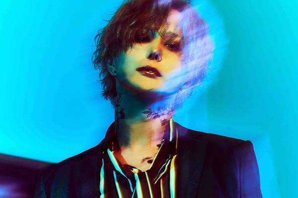 「なにやっとんねんまじ」人気シンガーが10周年目前に薬物所持で逮捕＆“ユニット解雇”ファンは絶句