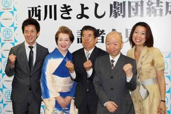 昨年12月に亡くなった坂田さん。親しかった西川きよしさん家族と（写真：時事通信）