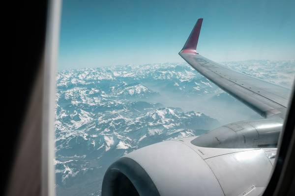 赤ちゃんと彼氏はエコノミー、自分だけビジネスクラスに乗った母親に賛否