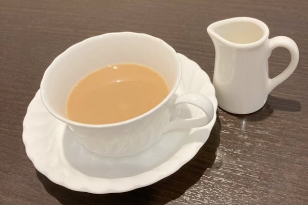 「コーヒーフレッシュを添えて出されるとがっかり」人気作家　ミルクティー注文時の“ガッカリ体験”に「100％同意」と共感続出