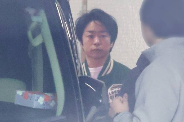 “スタントマンいらず”“自作アウターを全員に配布”櫻井翔の『新空港占拠』ロケ現場を目撃