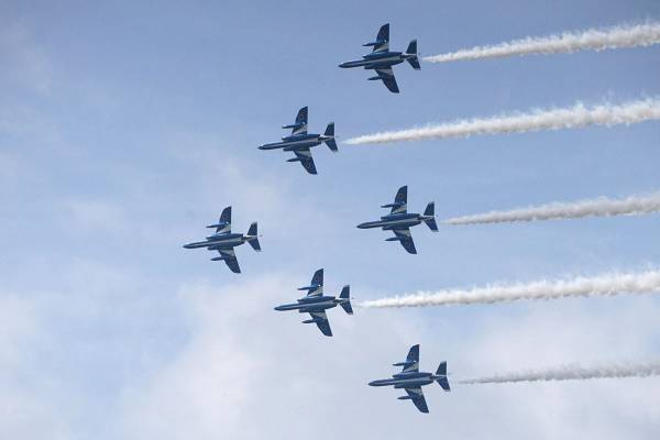 能登半島地震の被災地上空へのブルーインパルス飛行に賛否「本当にありがたい」「金かけるとこが違う」
