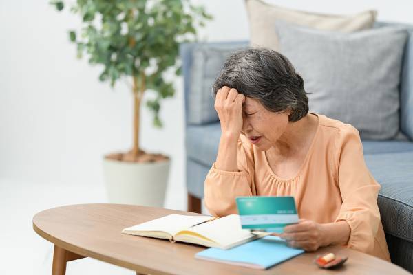 「収入は月2万円の年金だけ…」専業主婦517万人が老後貧困の危機！第三号被保険者も廃止検討か