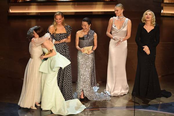 人種差別？エマ・ストーンのオスカー像授与の瞬間をミシェル・ヨーが振り返る