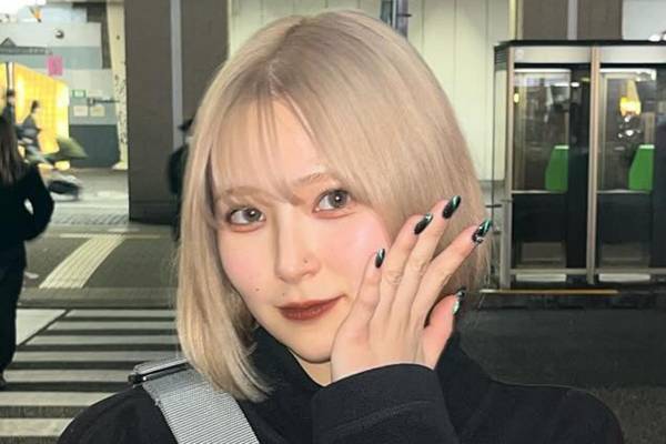 「誰？って感じですよね」人気TikTokerが明かしたヘアカラー後の“悲劇”「目が開かないくらい顔が腫れて…」