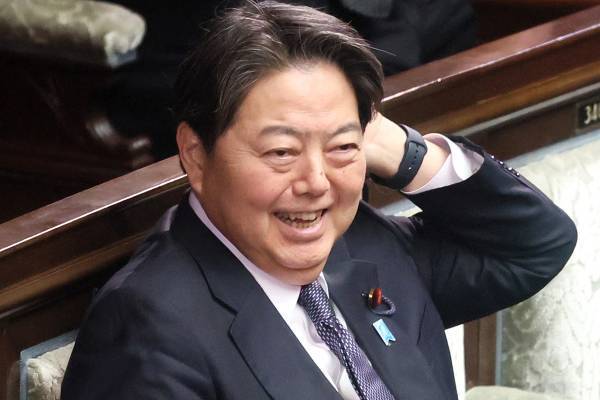 林官房長官　東日本大震災のチャリティ公演で「Let It Be」熱唱も「意味わかってる？」と物議