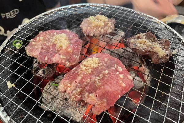 「上タン50人前食べたら激怒された」焼肉食べ放題の利用者による苦言が物議「モラルの問題」「制限しとけ」
