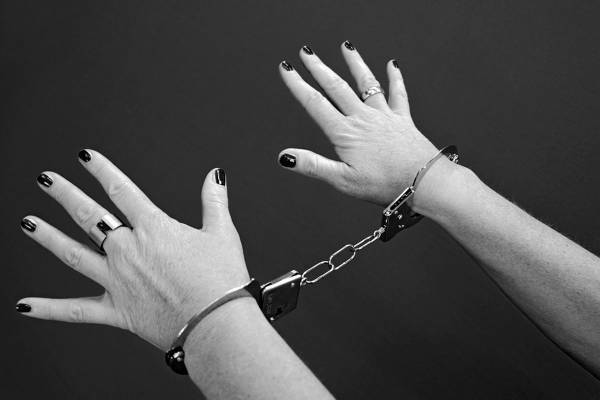 自分の娘を500ドルで売ろうとした女、児童虐待の罪で逮捕